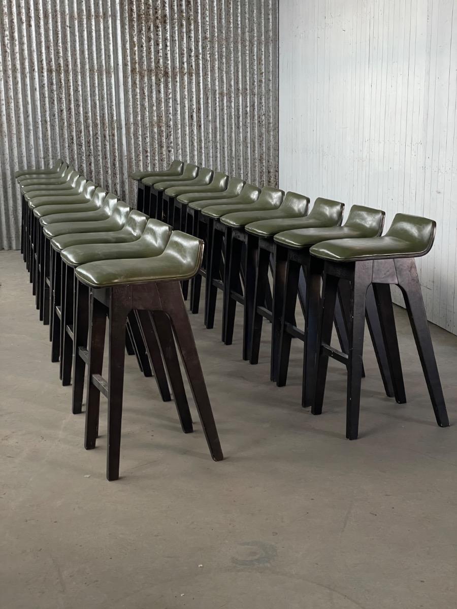19x Vintage bar stools in green olive leather 