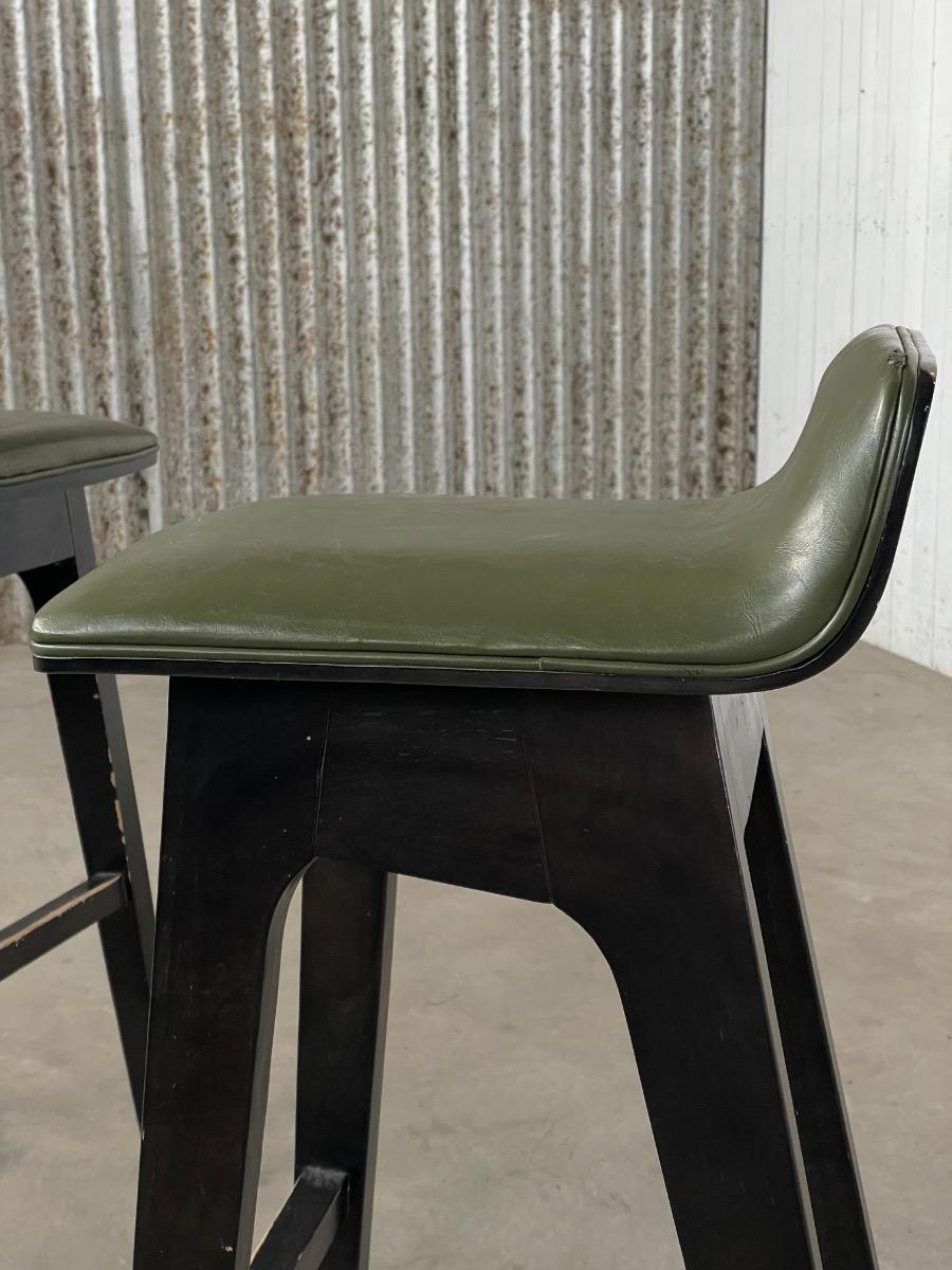19x Vintage bar stools in green olive leather 