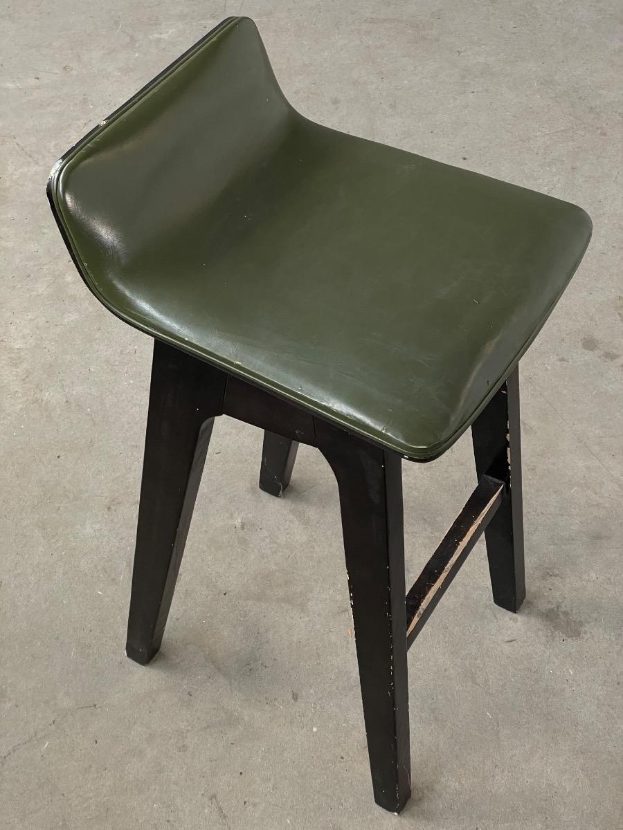 19x Vintage bar stools in green olive leather 