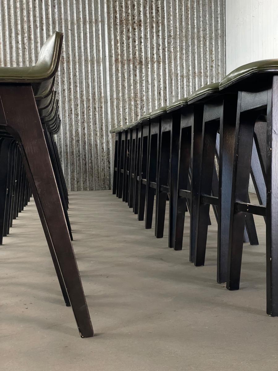 19x Vintage bar stools in green olive leather 