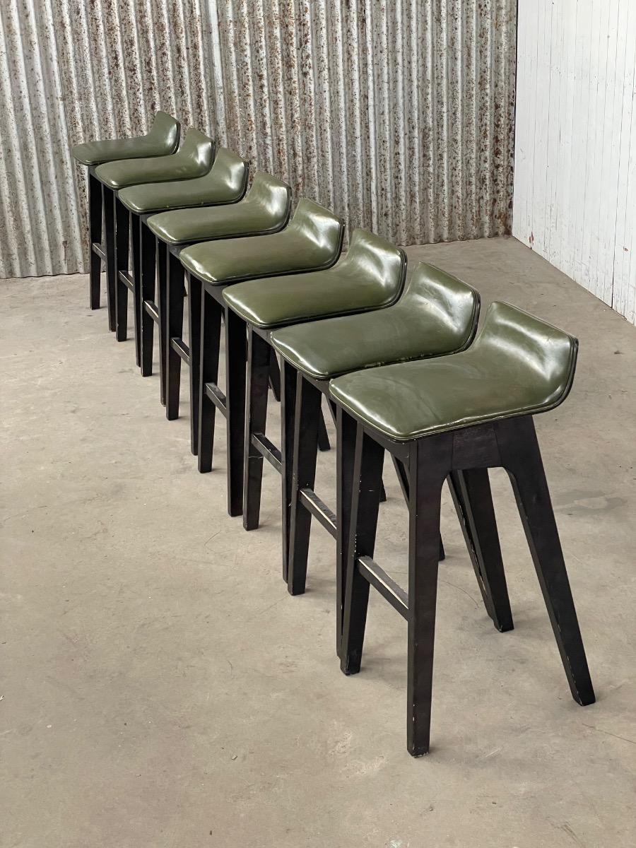 19x Vintage bar stools in green olive leather 
