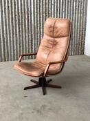 Vintage design fautueil leather on cross leg 