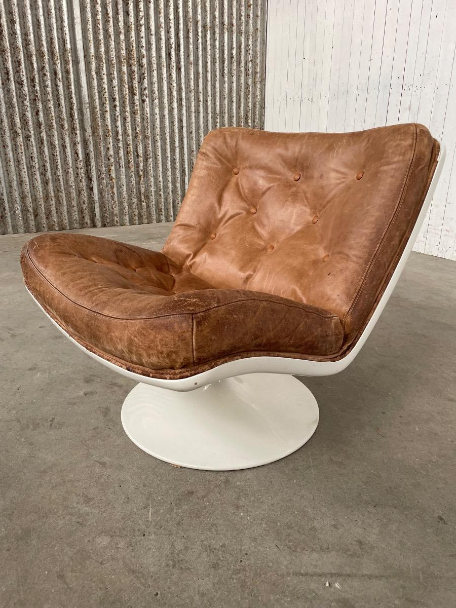 Artifort F976 swivel Loungechair by Geoffrey Harcourt, Original brown leather 1960