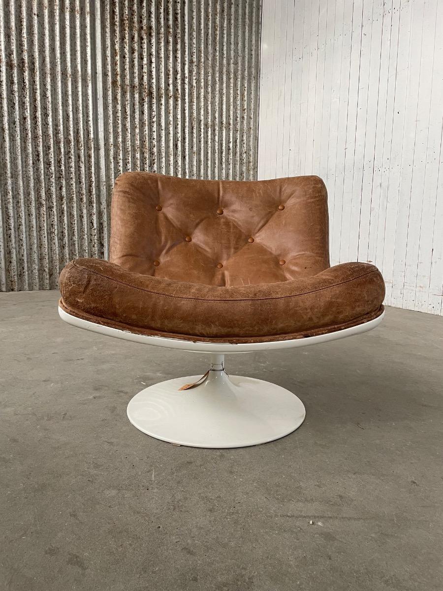 Artifort F976 swivel Loungechair by Geoffrey Harcourt, Original brown leather 1960