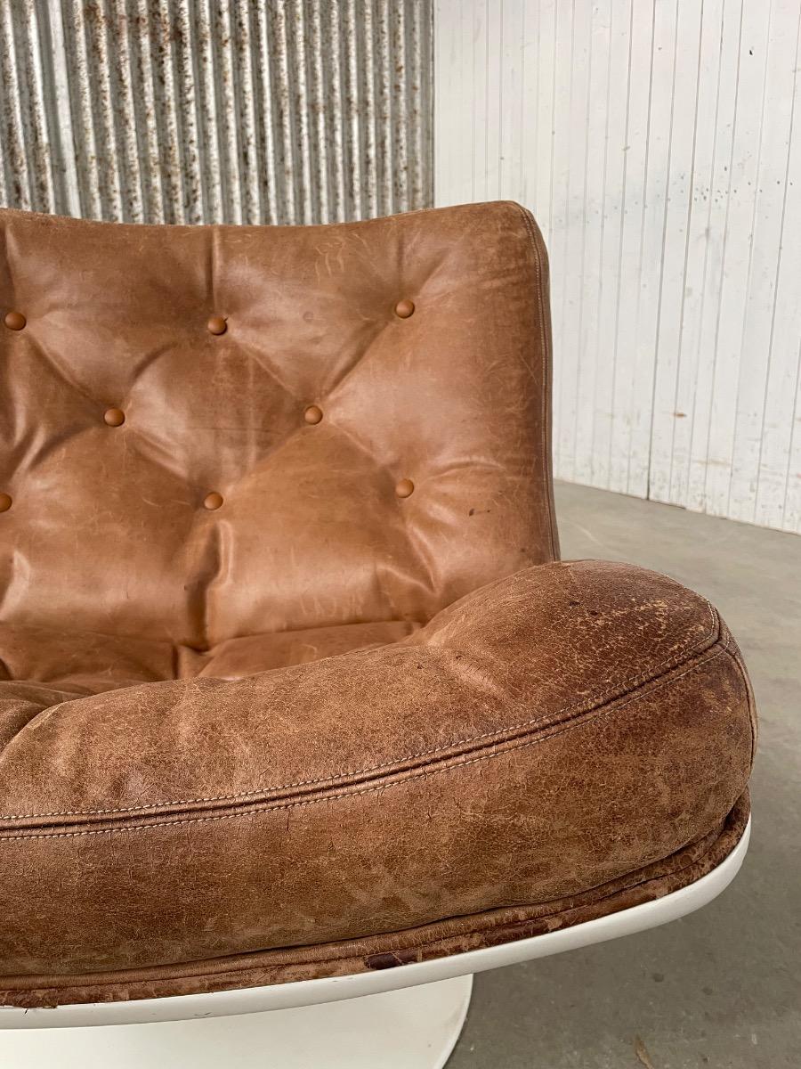 Artifort F976 swivel Loungechair by Geoffrey Harcourt, Original brown leather 1960