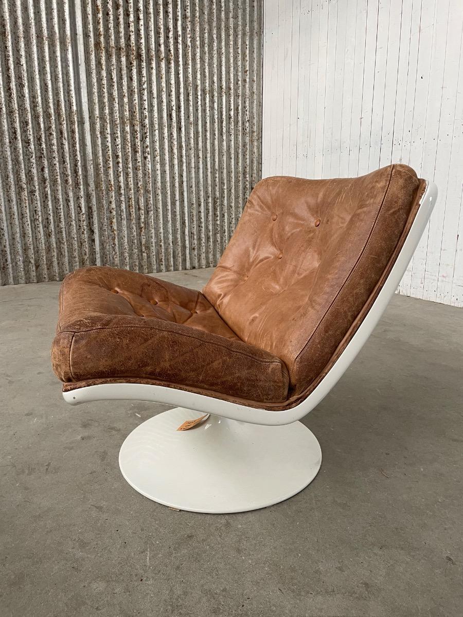 Artifort F976 swivel Loungechair by Geoffrey Harcourt, Original brown leather 1960