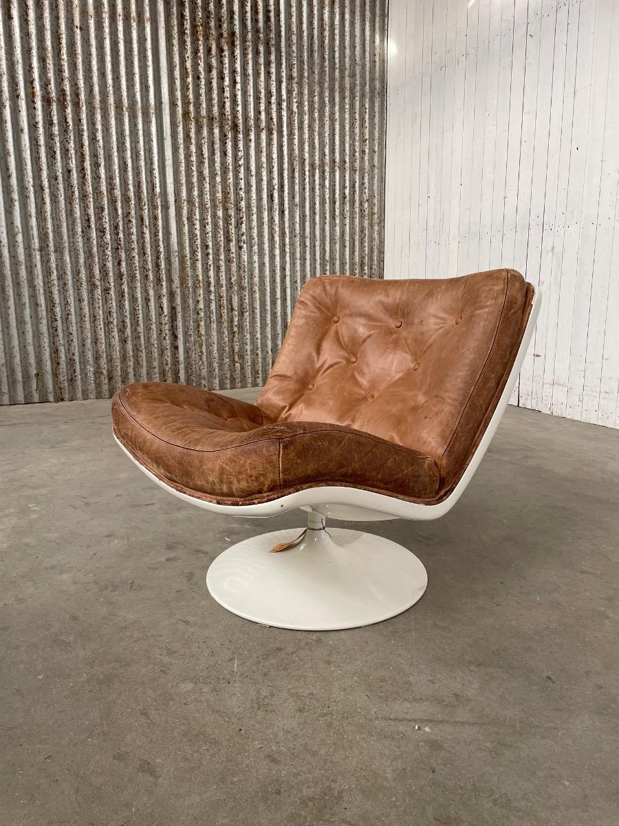 Artifort F976 swivel Loungechair by Geoffrey Harcourt, Original brown leather 1960