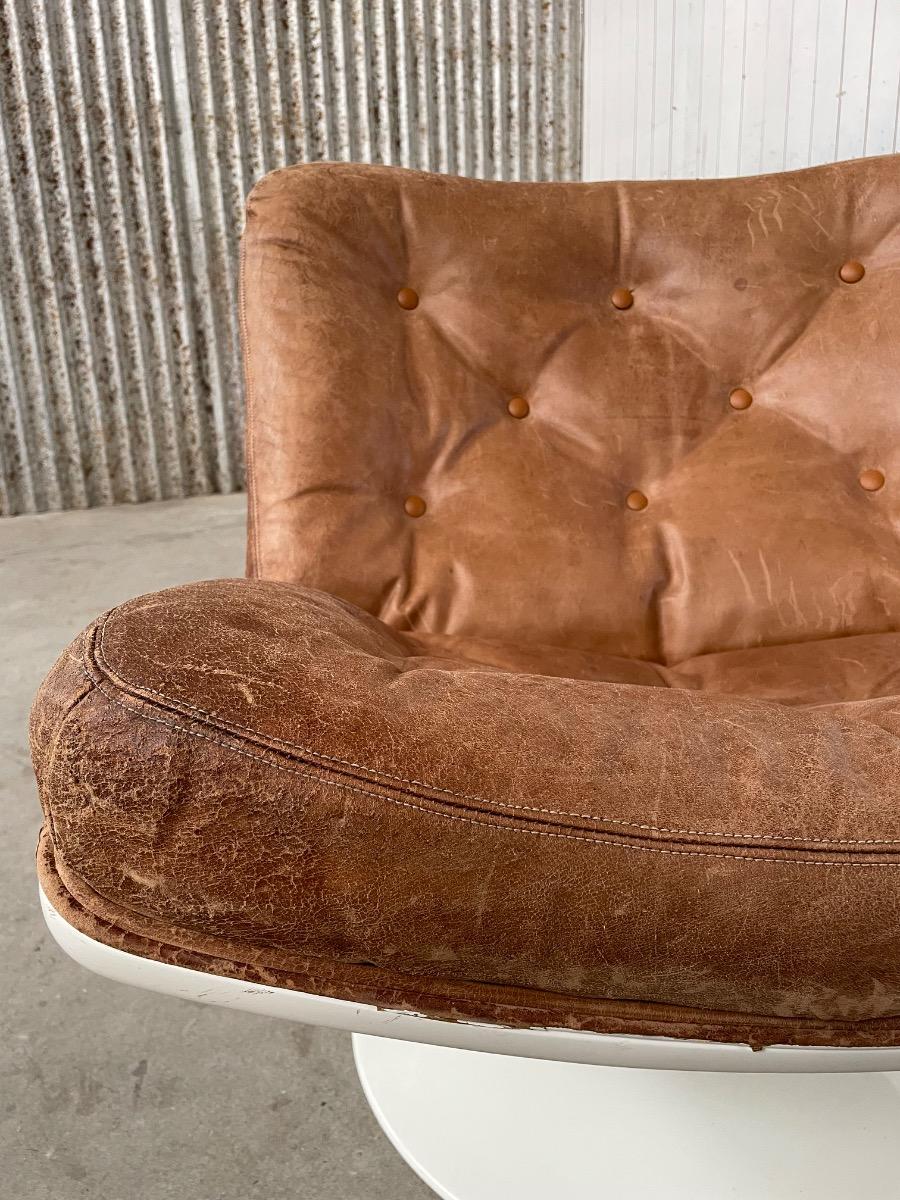 Artifort F976 swivel Loungechair by Geoffrey Harcourt, Original brown leather 1960