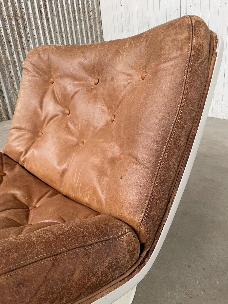 Artifort F976 swivel Loungechair by Geoffrey Harcourt, Original brown leather 1960