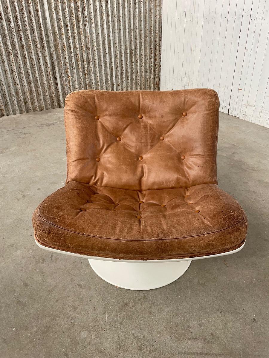 Artifort F976 swivel Loungechair by Geoffrey Harcourt, Original brown leather 1960