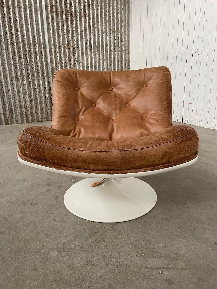 Artifort F976 swivel Loungechair by Geoffrey Harcourt, Original brown leather 1960