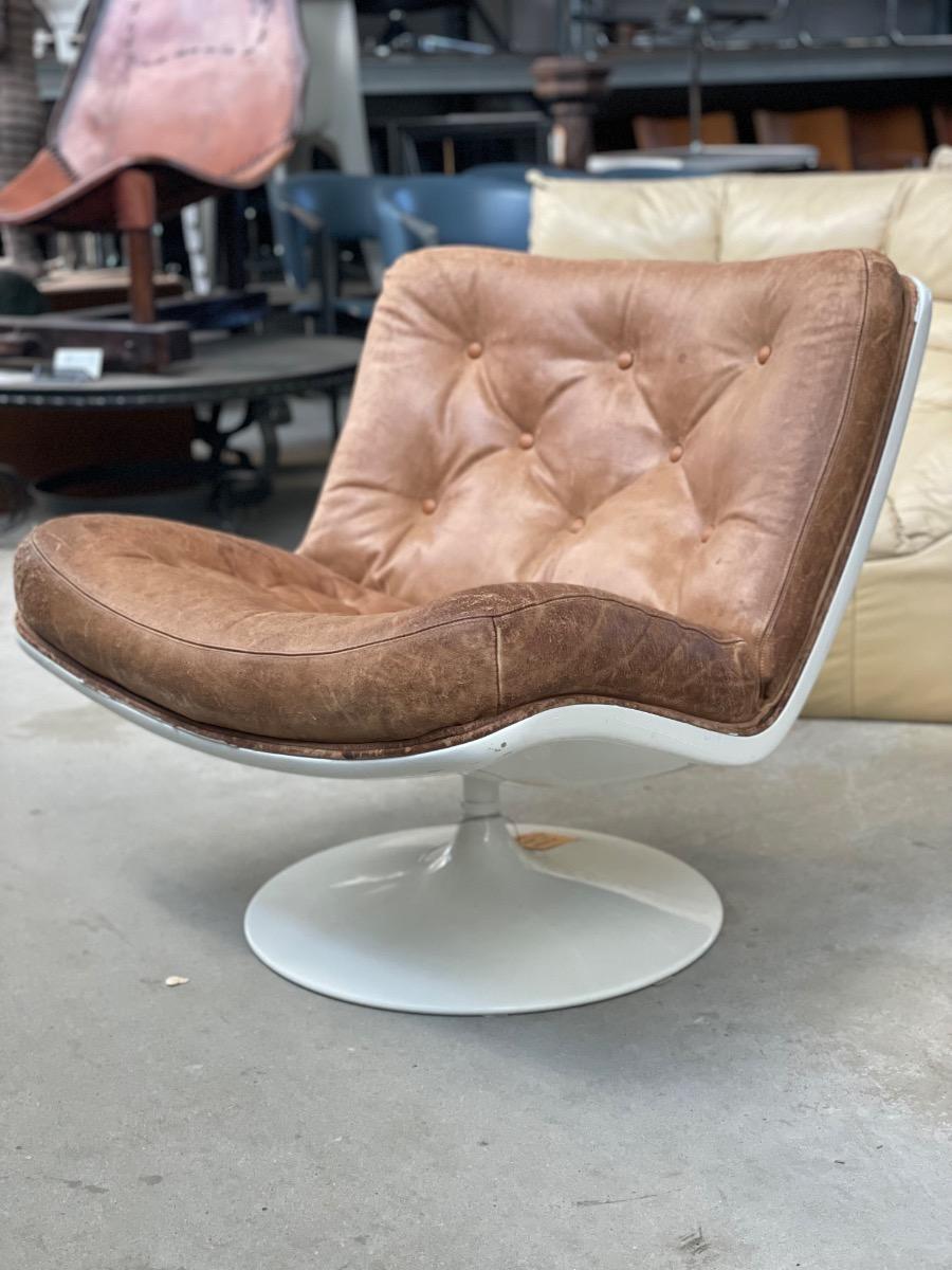 Artifort F976 swivel Loungechair by Geoffrey Harcourt, Original brown leather 1960