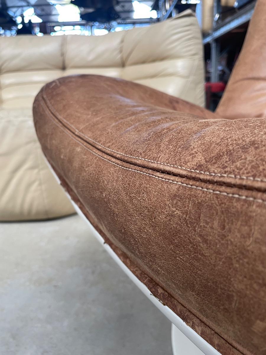 Artifort F976 swivel Loungechair by Geoffrey Harcourt, Original brown leather 1960