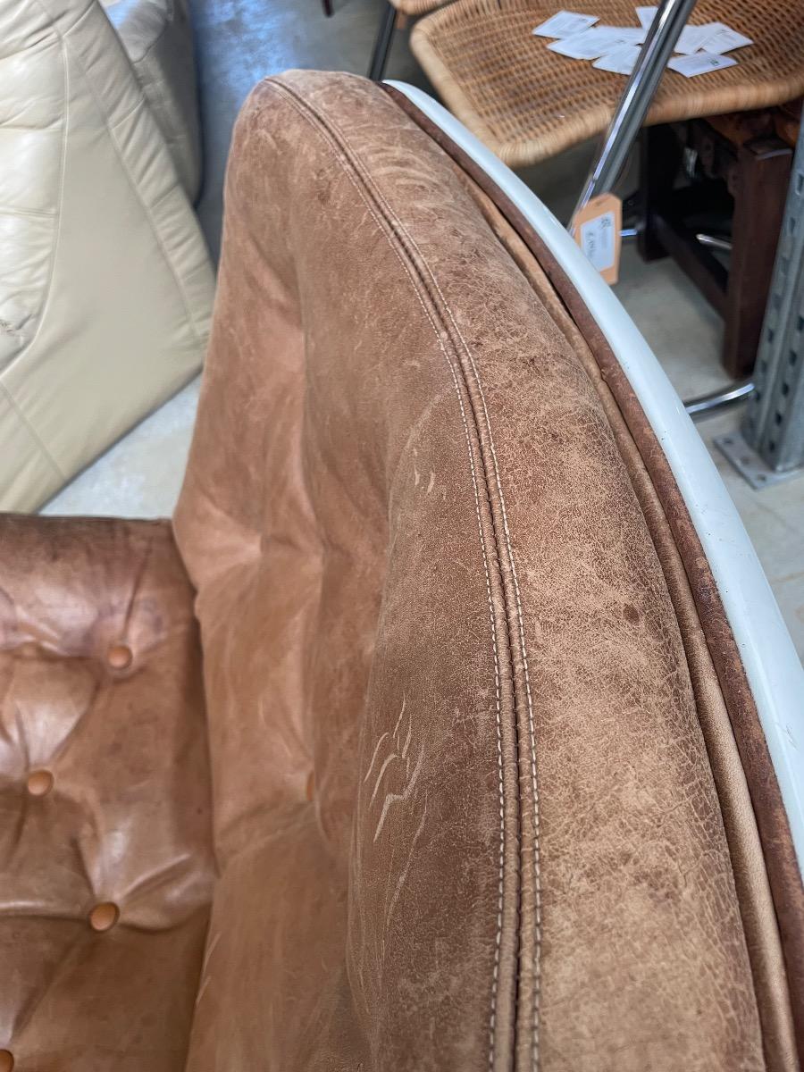 Artifort F976 swivel Loungechair by Geoffrey Harcourt, Original brown leather 1960