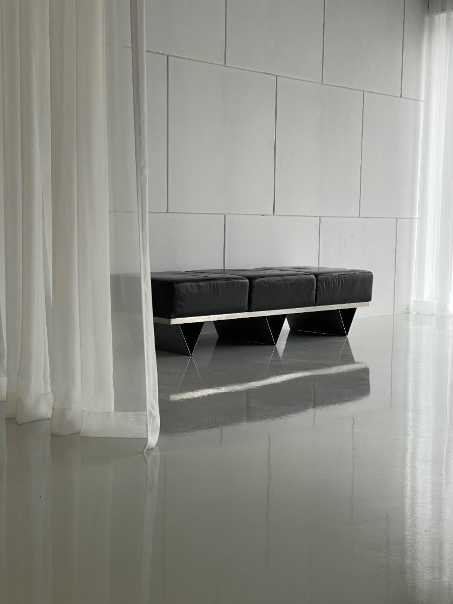 Design RVS and black leather sofa France 1970s 