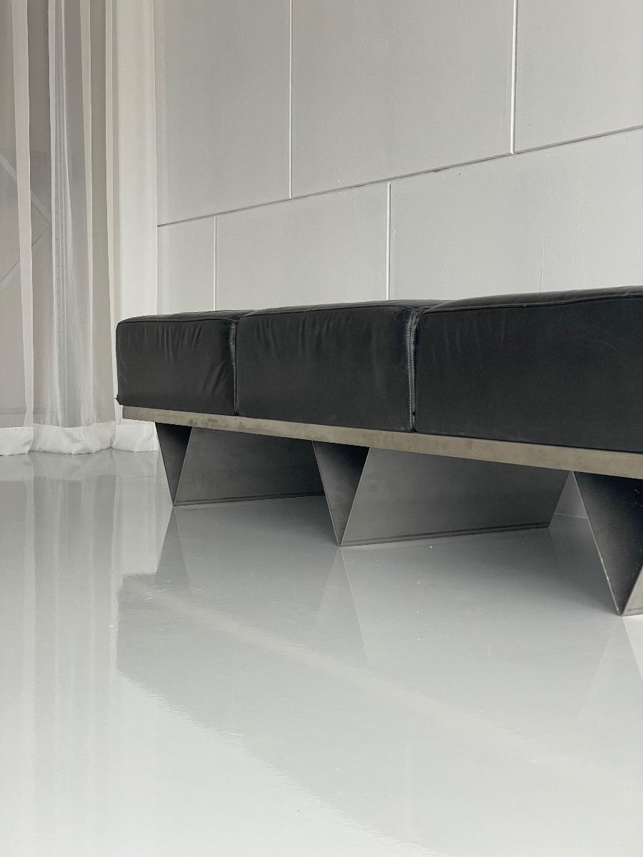 Design RVS and black leather sofa France 1970s 