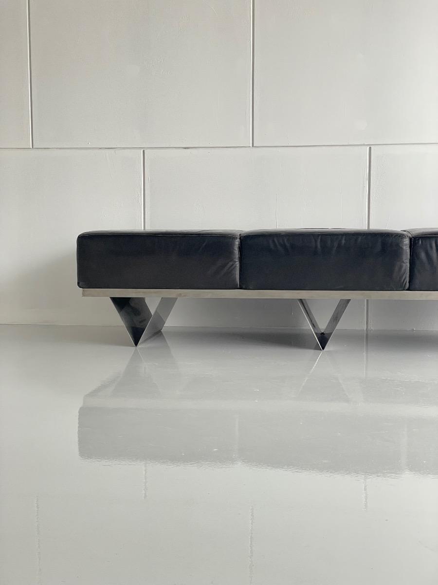 Design RVS and black leather sofa France 1970s 