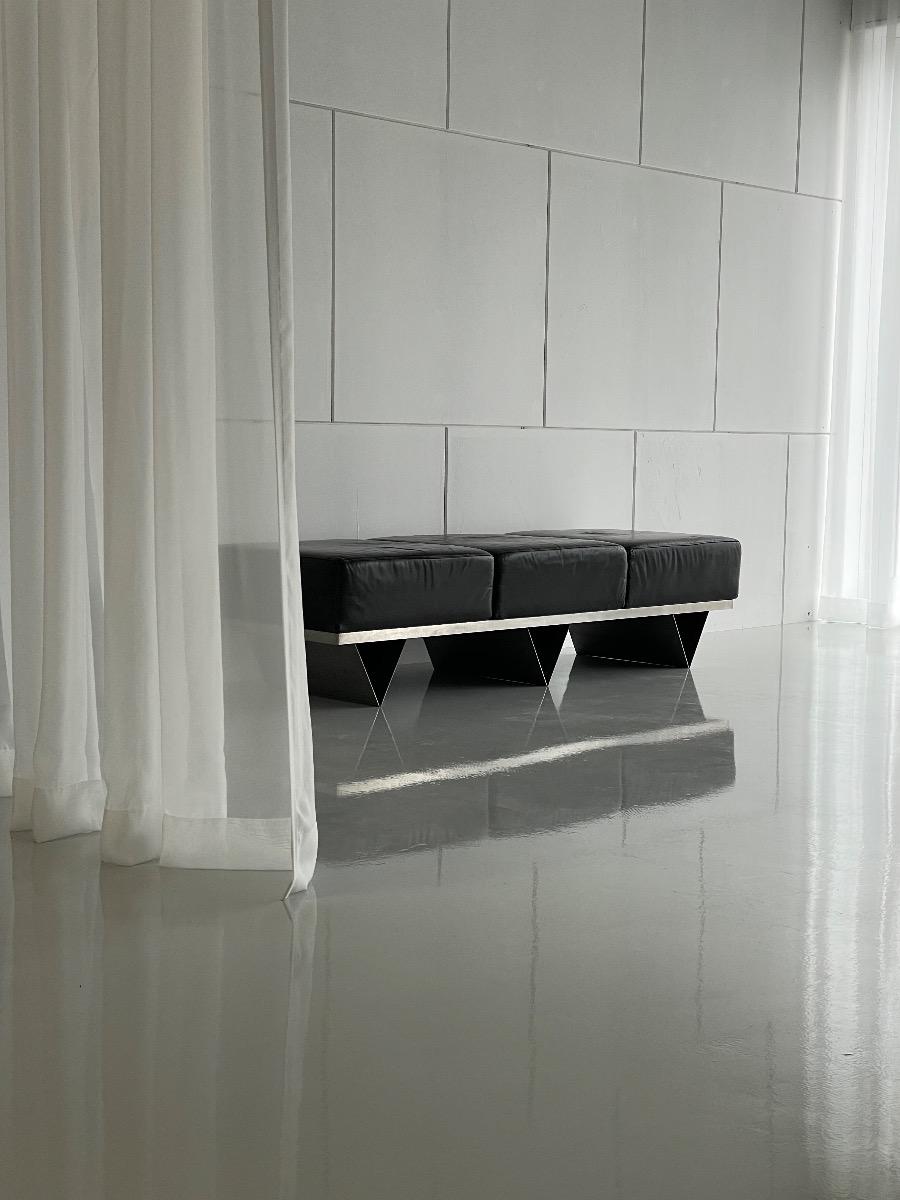 Design RVS and black leather sofa France 1970s 