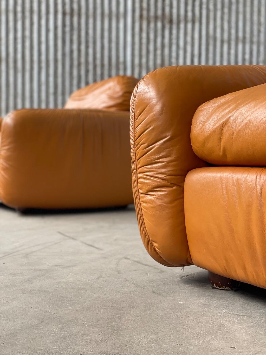 Italian design orange lounge chairs in leather 1970s