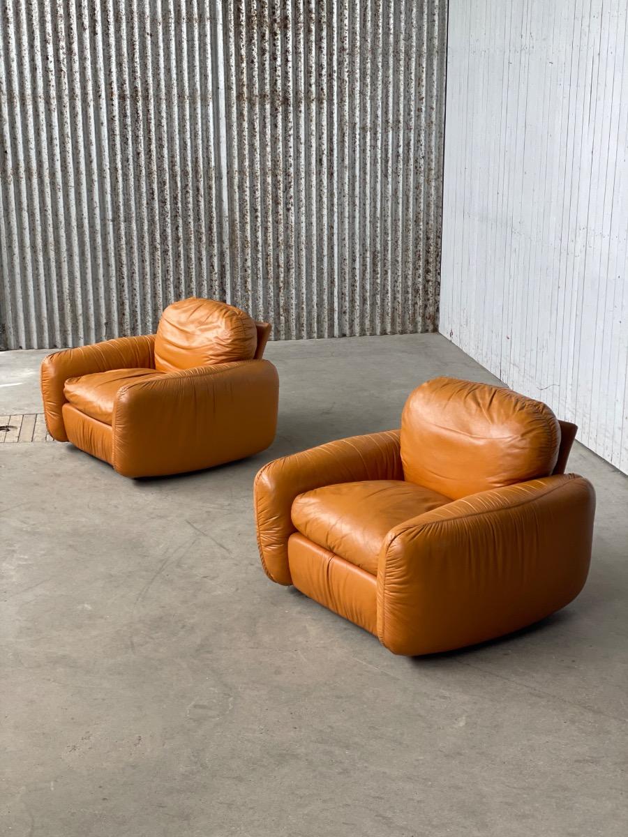 Italian design orange lounge chairs in leather 1970s