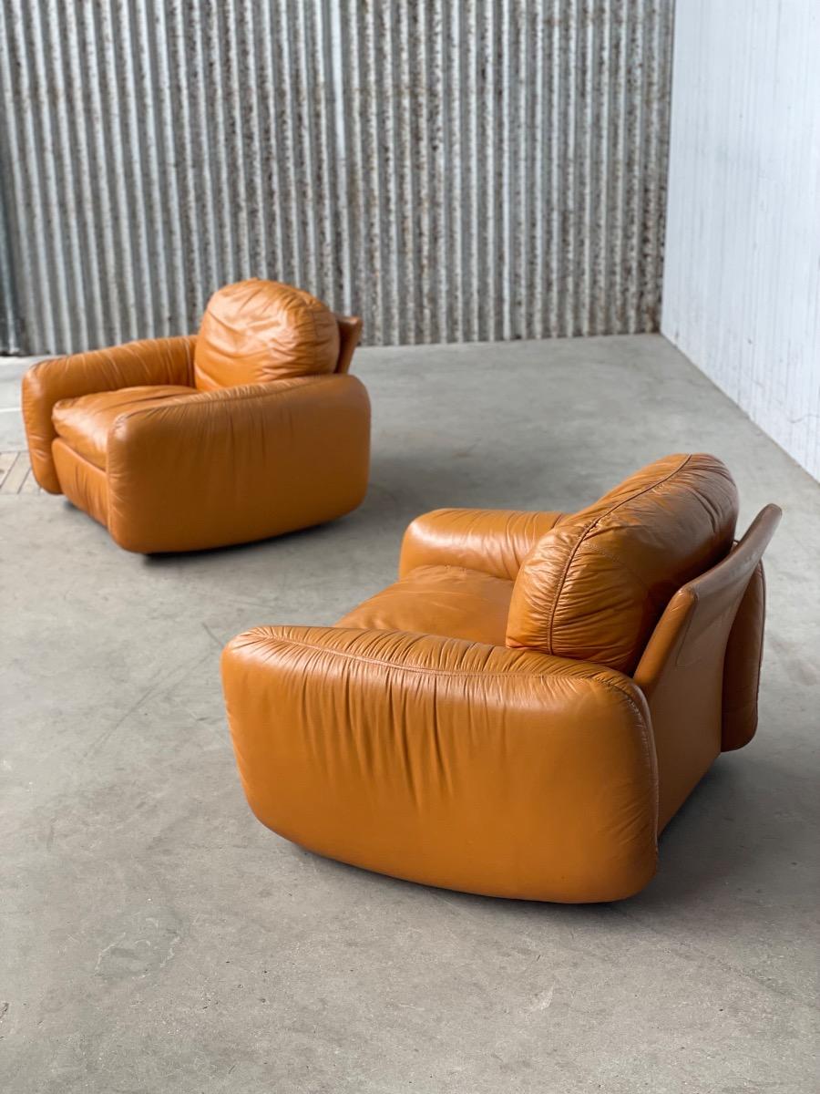 Italian design orange lounge chairs in leather 1970s