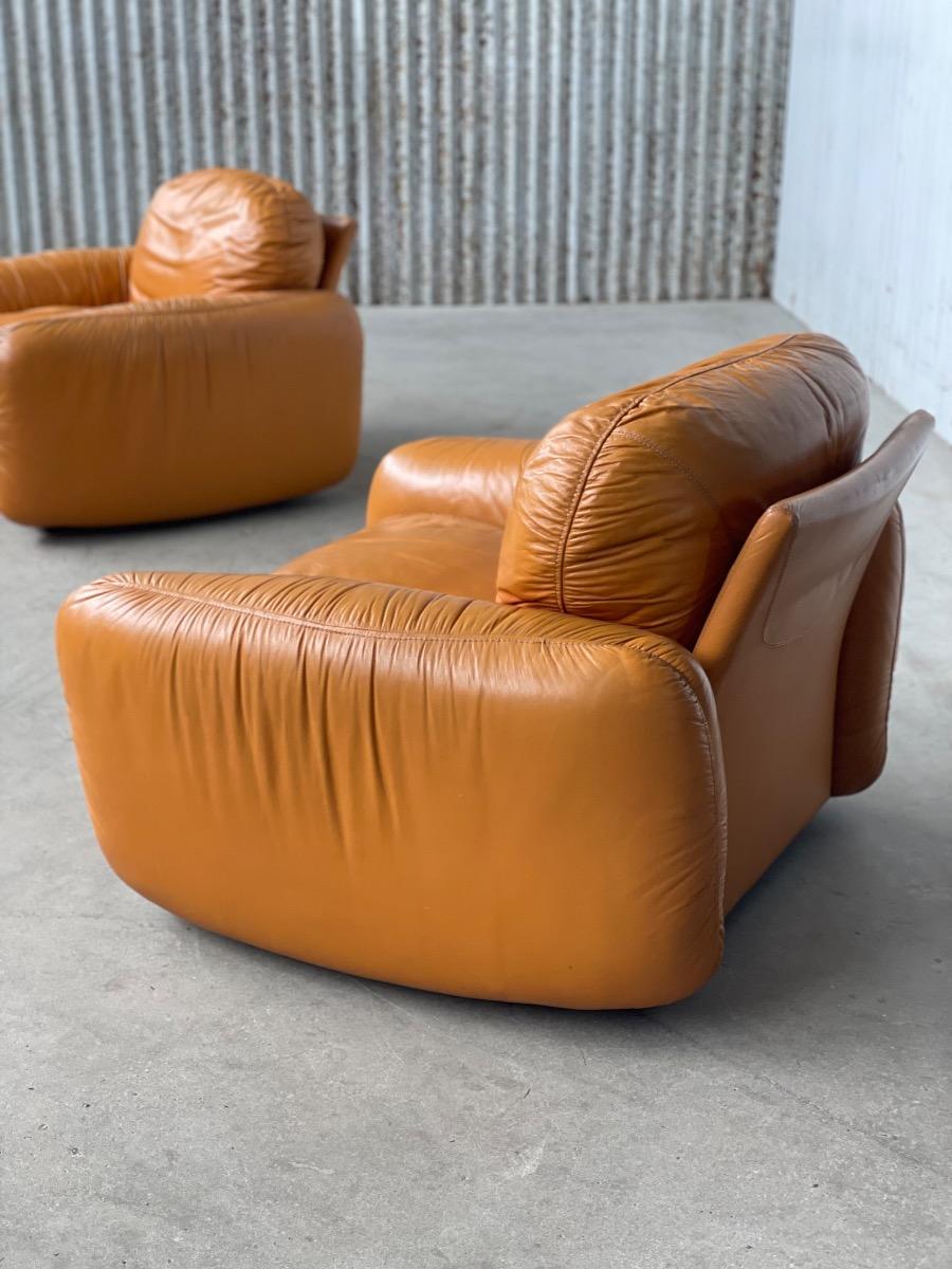 Italian design orange lounge chairs in leather 1970s