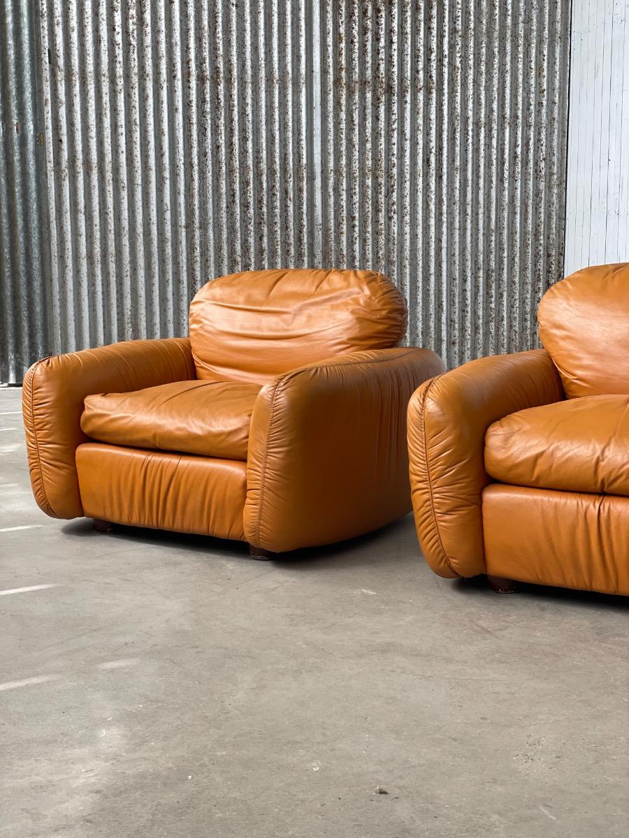 Italian design orange lounge chairs in leather 1970s