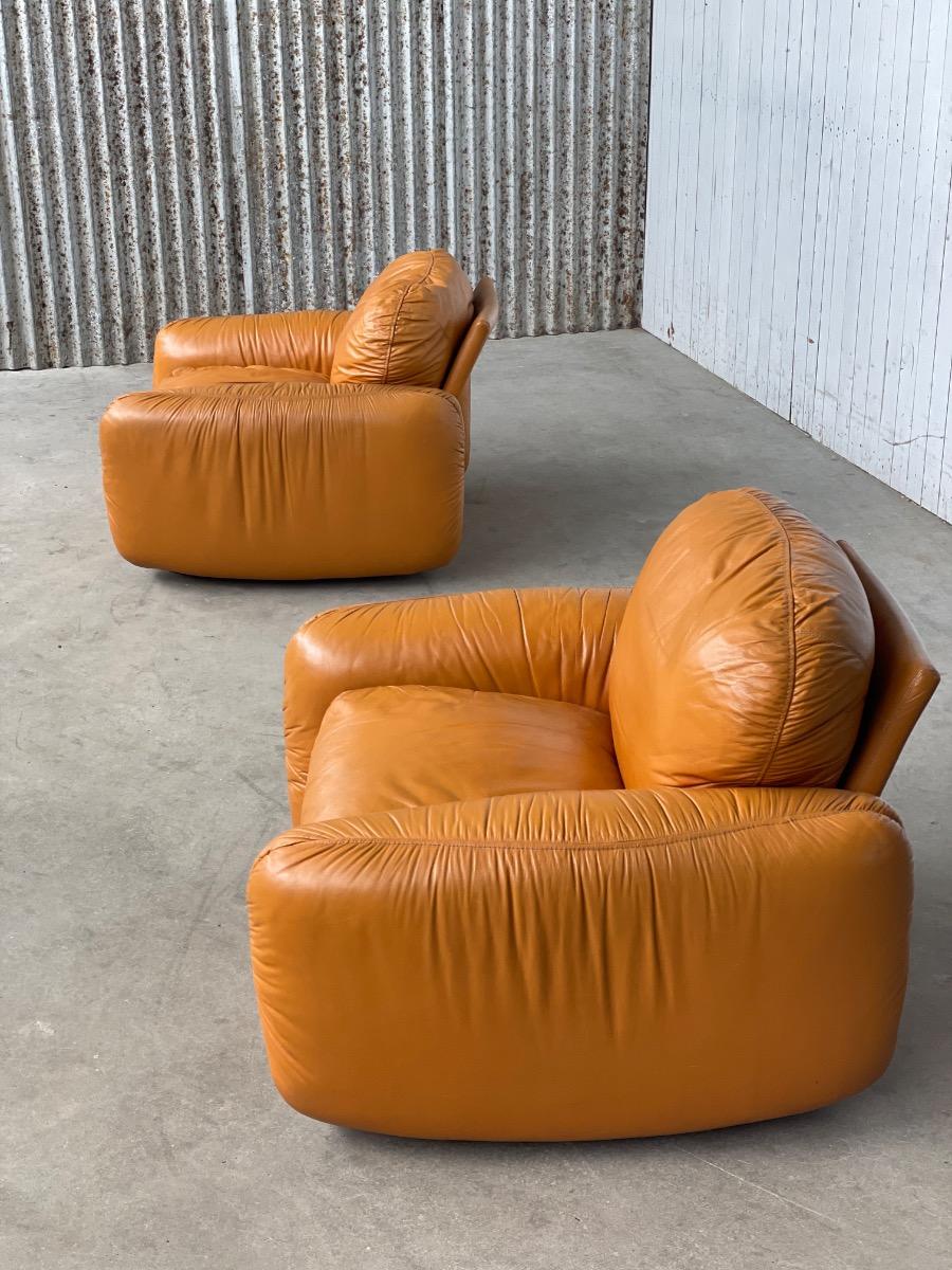 Italian design orange lounge chairs in leather 1970s