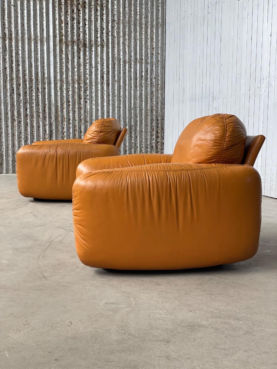 Italian design orange lounge chairs in leather 1970s