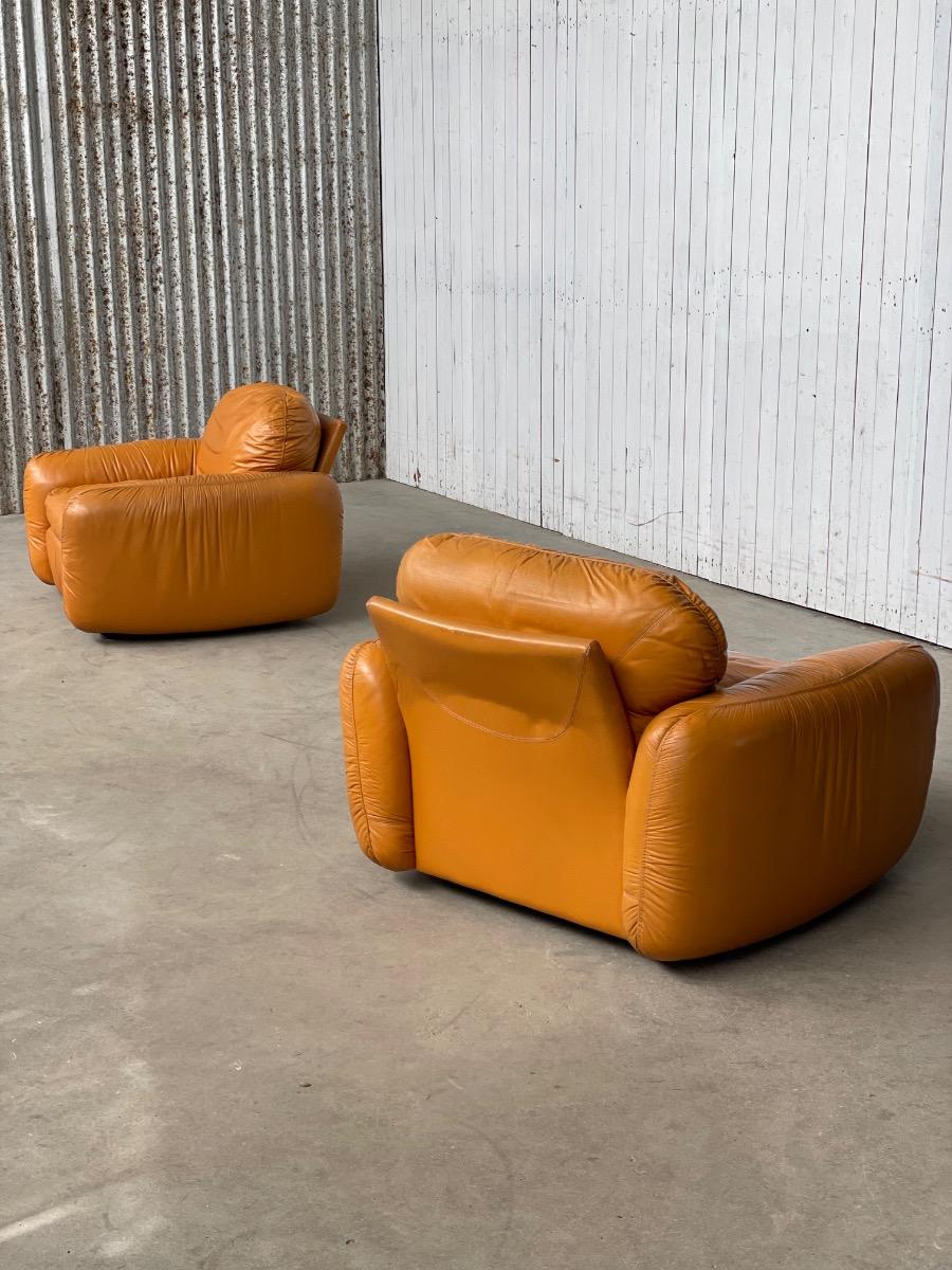 Italian design orange lounge chairs in leather 1970s