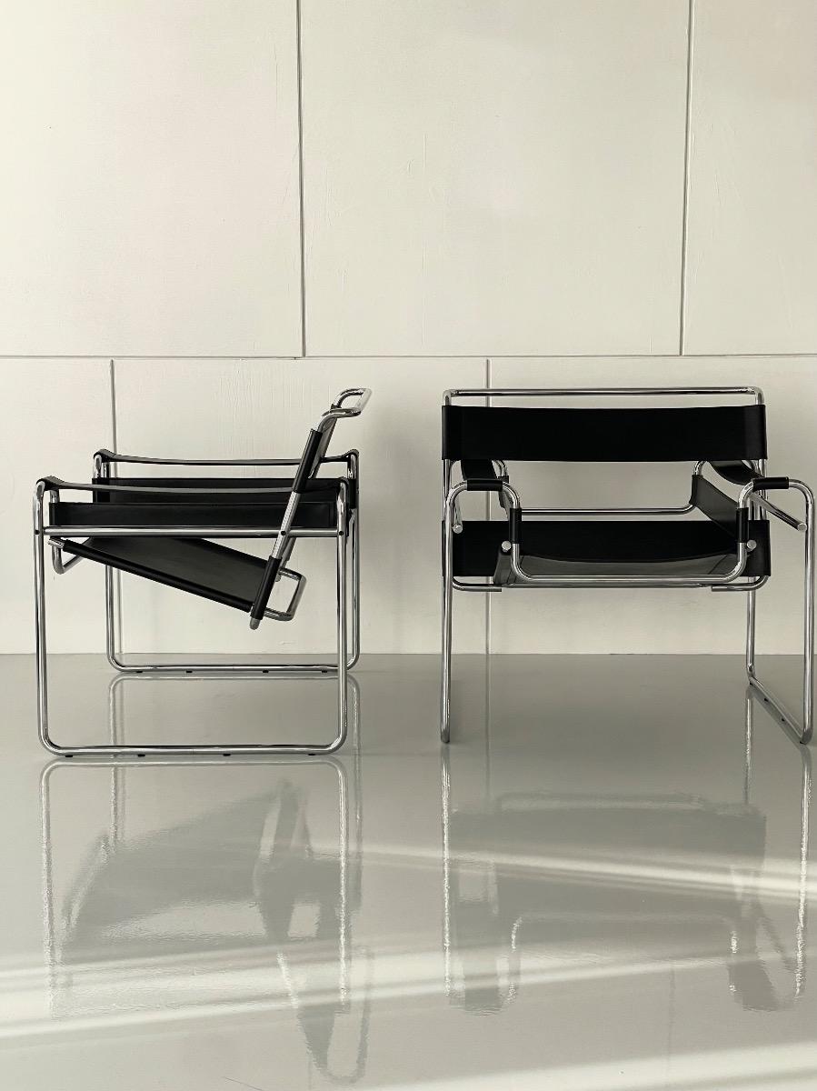 Pair Wassily B3 lounge chairs in black leather by Marcel Breuer for Knoll International