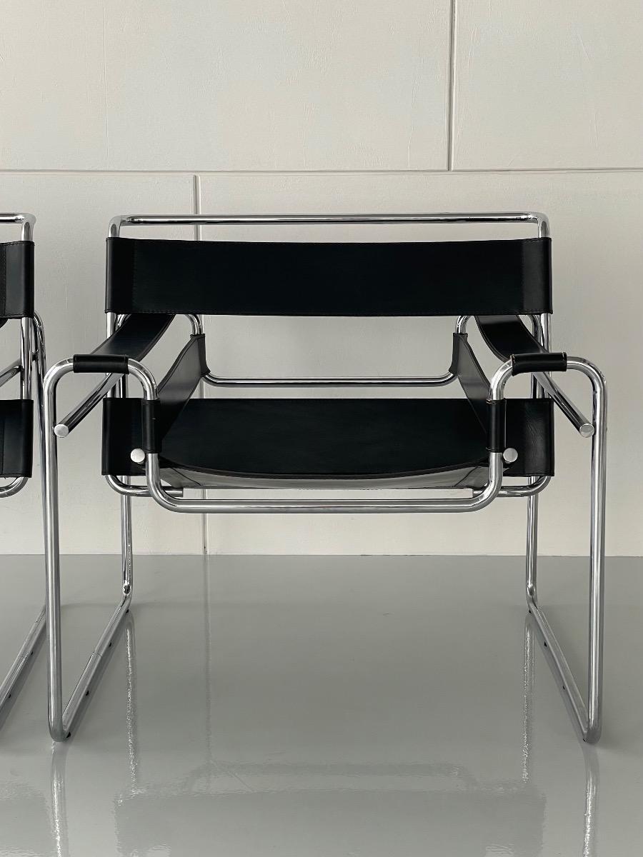Pair Wassily B3 lounge chairs in black leather by Marcel Breuer for Knoll International