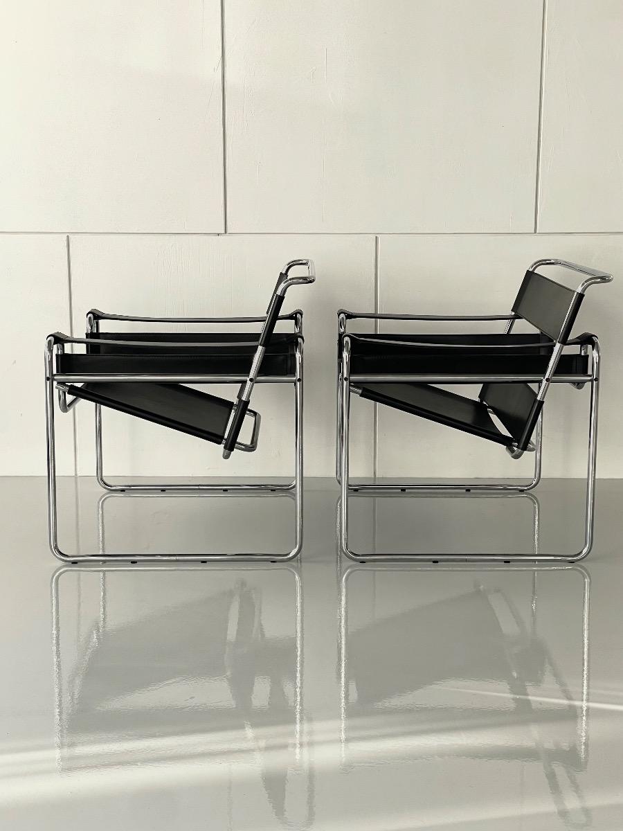 Pair Wassily B3 lounge chairs in black leather by Marcel Breuer for Knoll International