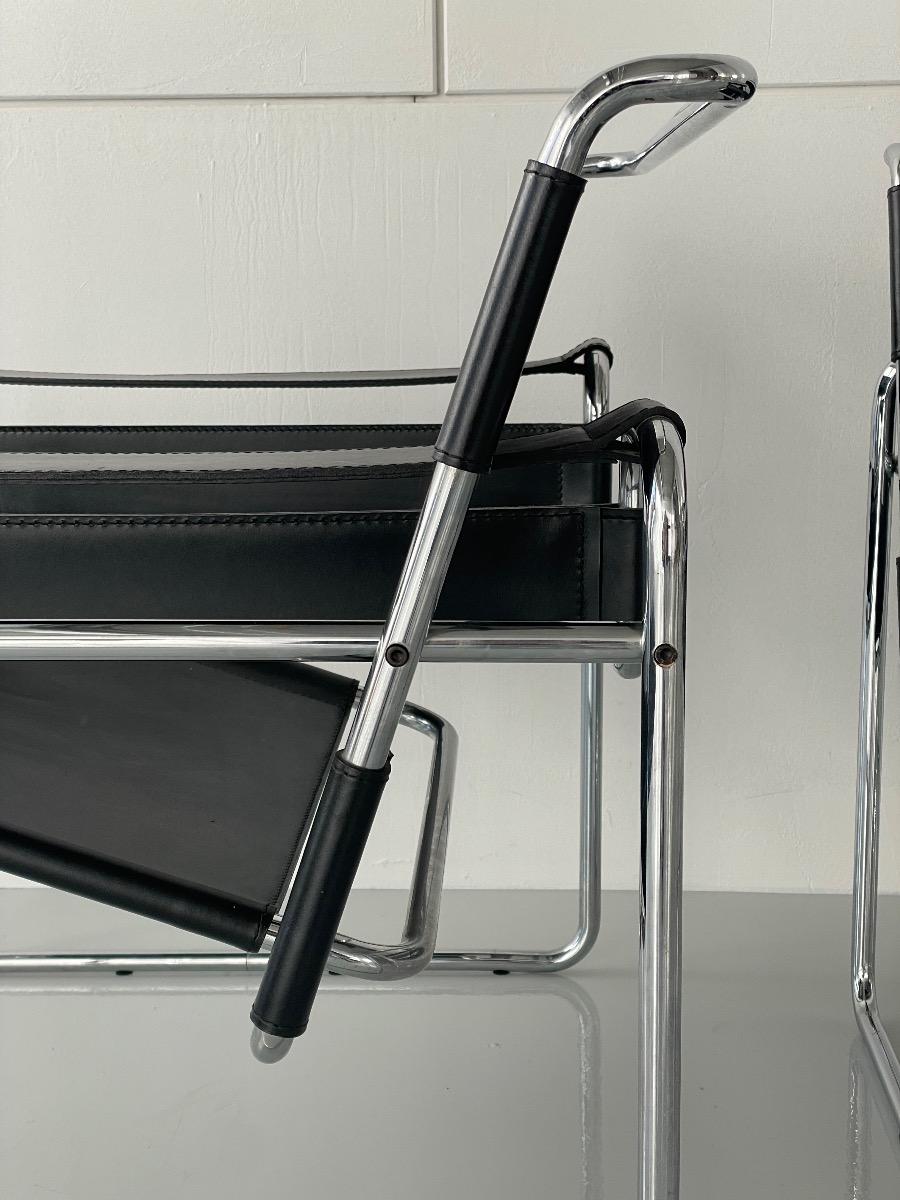 Pair Wassily B3 lounge chairs in black leather by Marcel Breuer for Knoll International