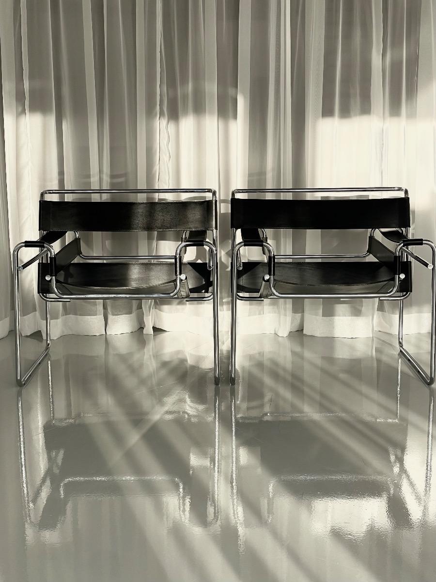 Pair Wassily B3 lounge chairs in black leather by Marcel Breuer for Knoll International