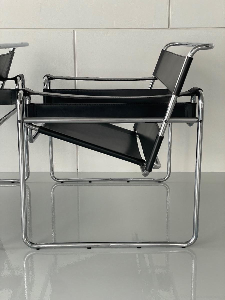 Pair Wassily B3 lounge chairs in black leather by Marcel Breuer for Knoll International