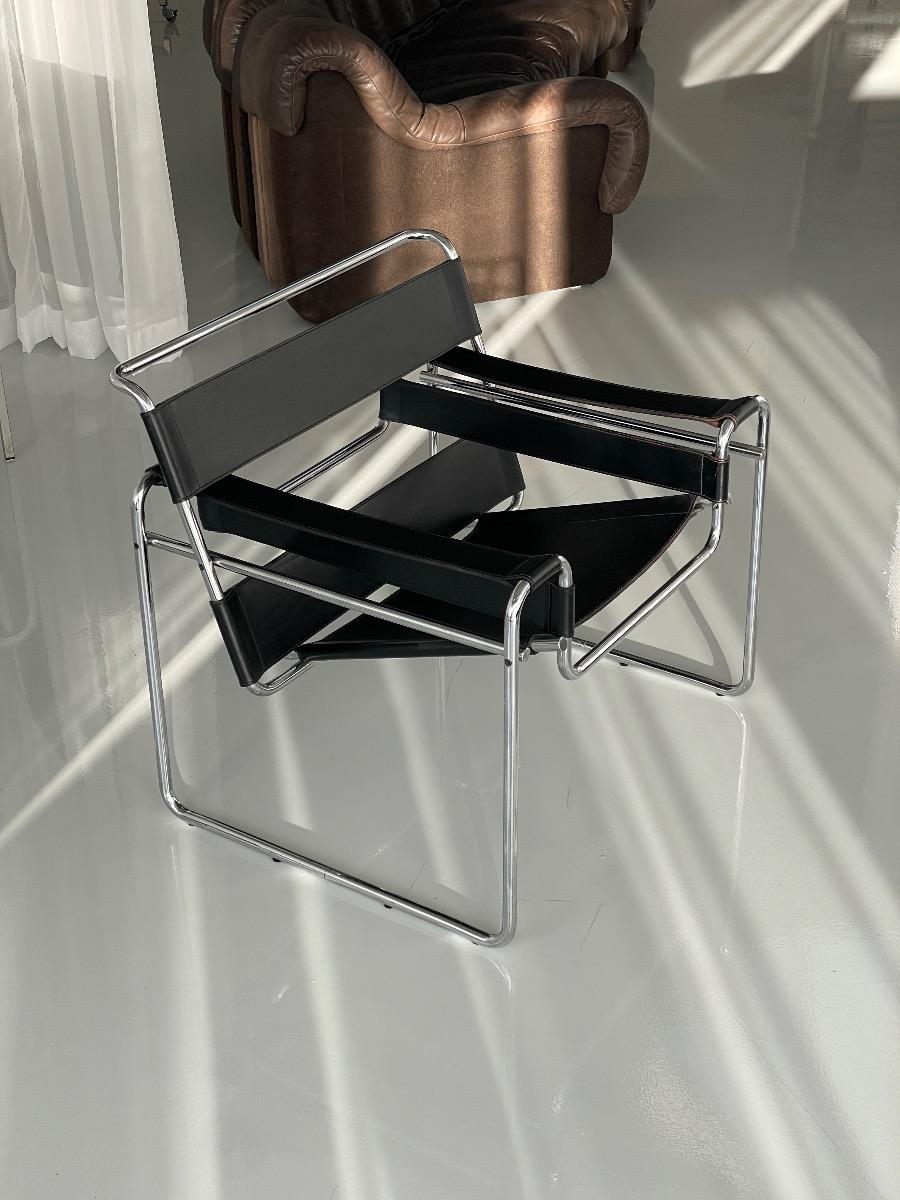 Pair Wassily B3 lounge chairs in black leather by Marcel Breuer for Knoll International