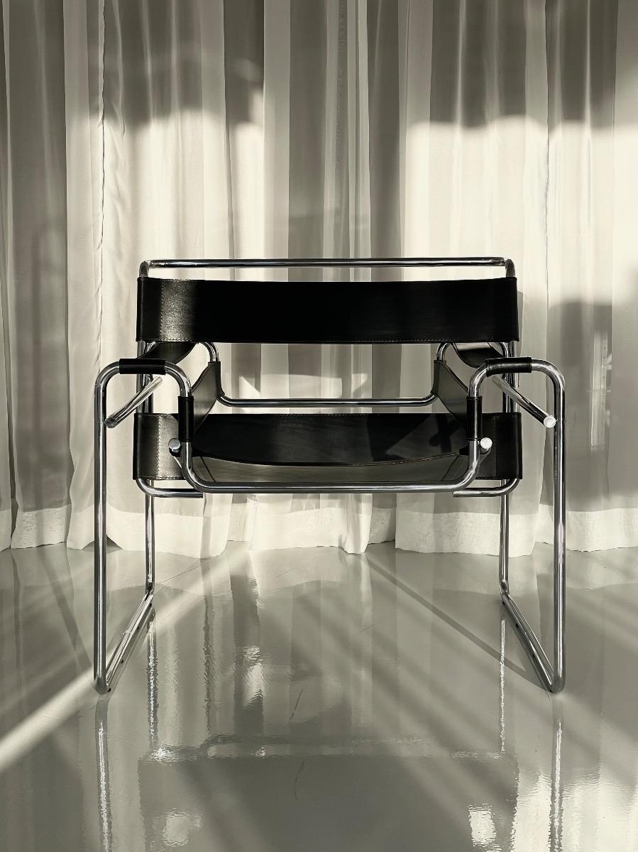 Pair Wassily B3 lounge chairs in black leather by Marcel Breuer for Knoll International