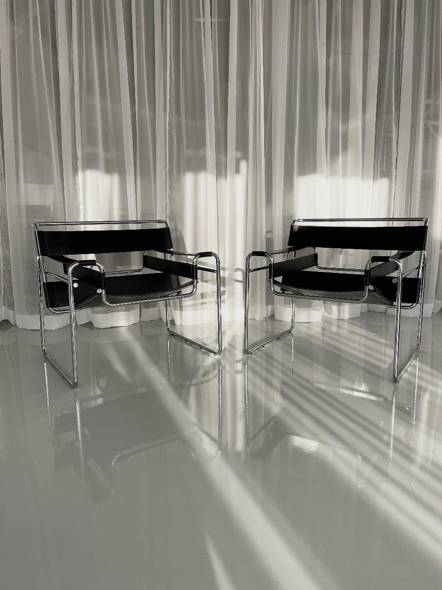 Pair Wassily B3 lounge chairs in black leather by Marcel Breuer for Knoll International