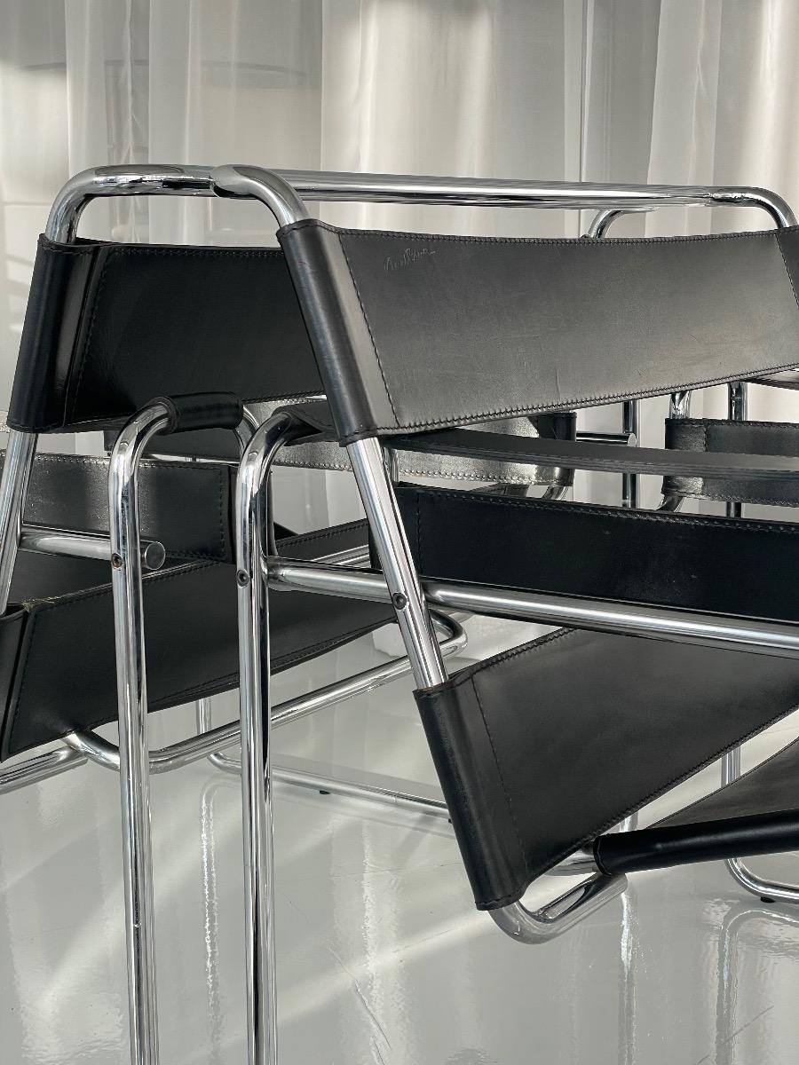 Pair Wassily B3 lounge chairs in black leather by Marcel Breuer for Knoll International