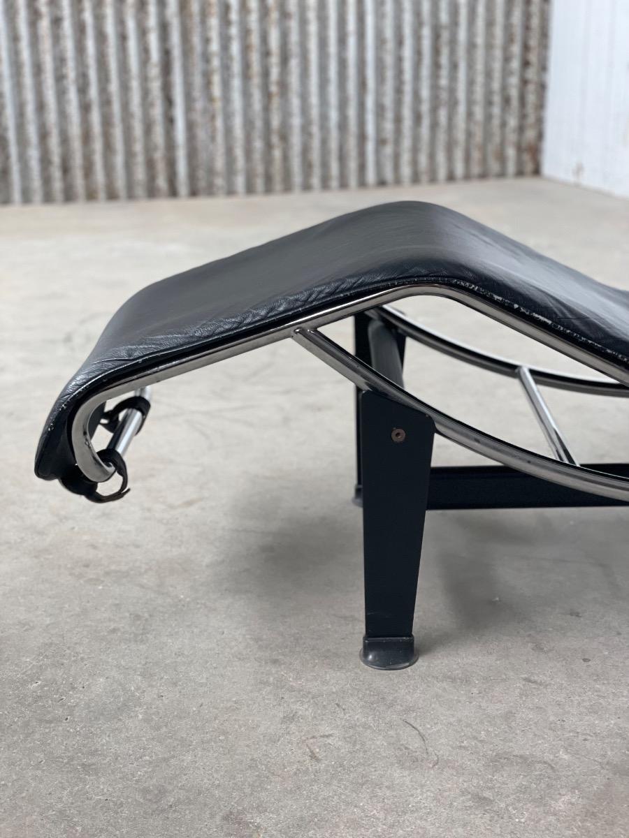 Replica Le Corbusier LC4 Chaise Longue – Black Leather & Chrome