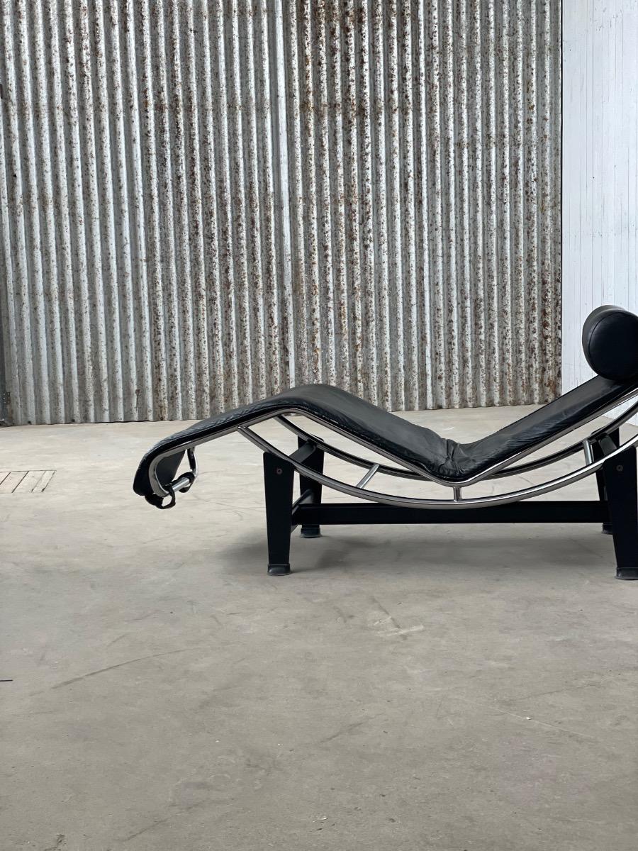 Replica Le Corbusier LC4 Chaise Longue – Black Leather & Chrome