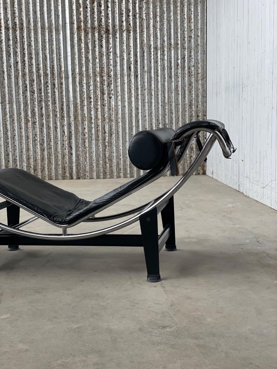Replica Le Corbusier LC4 Chaise Longue – Black Leather & Chrome