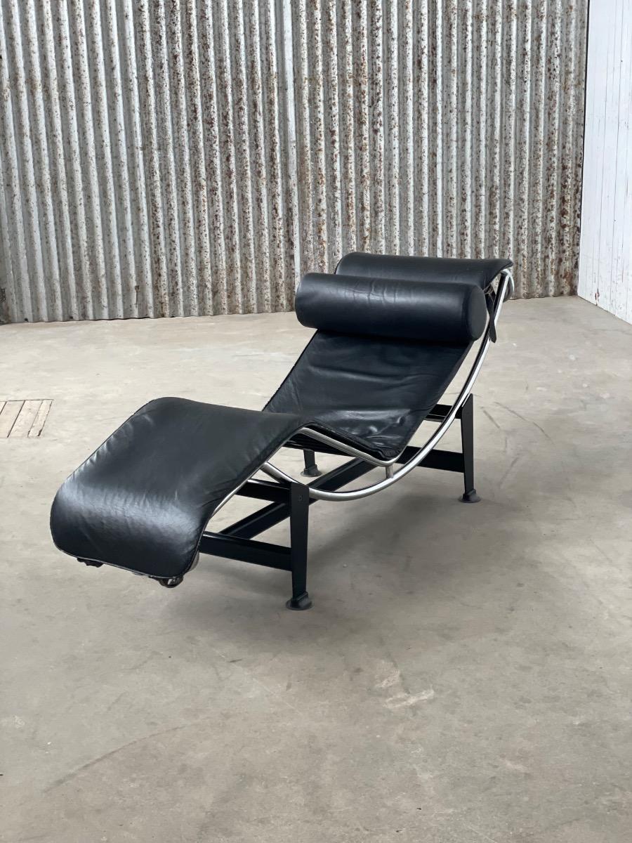 Replica Le Corbusier LC4 Chaise Longue – Black Leather & Chrome