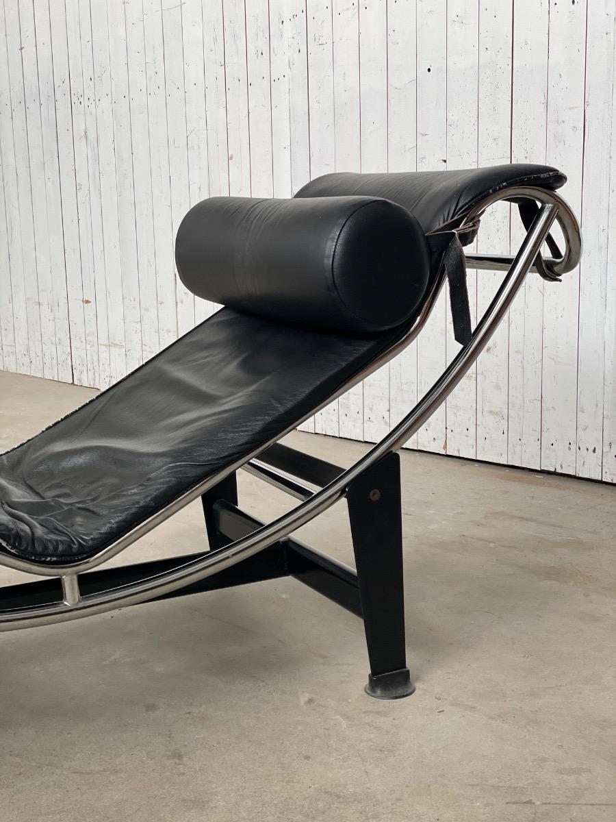 Replica Le Corbusier LC4 Chaise Longue – Black Leather & Chrome