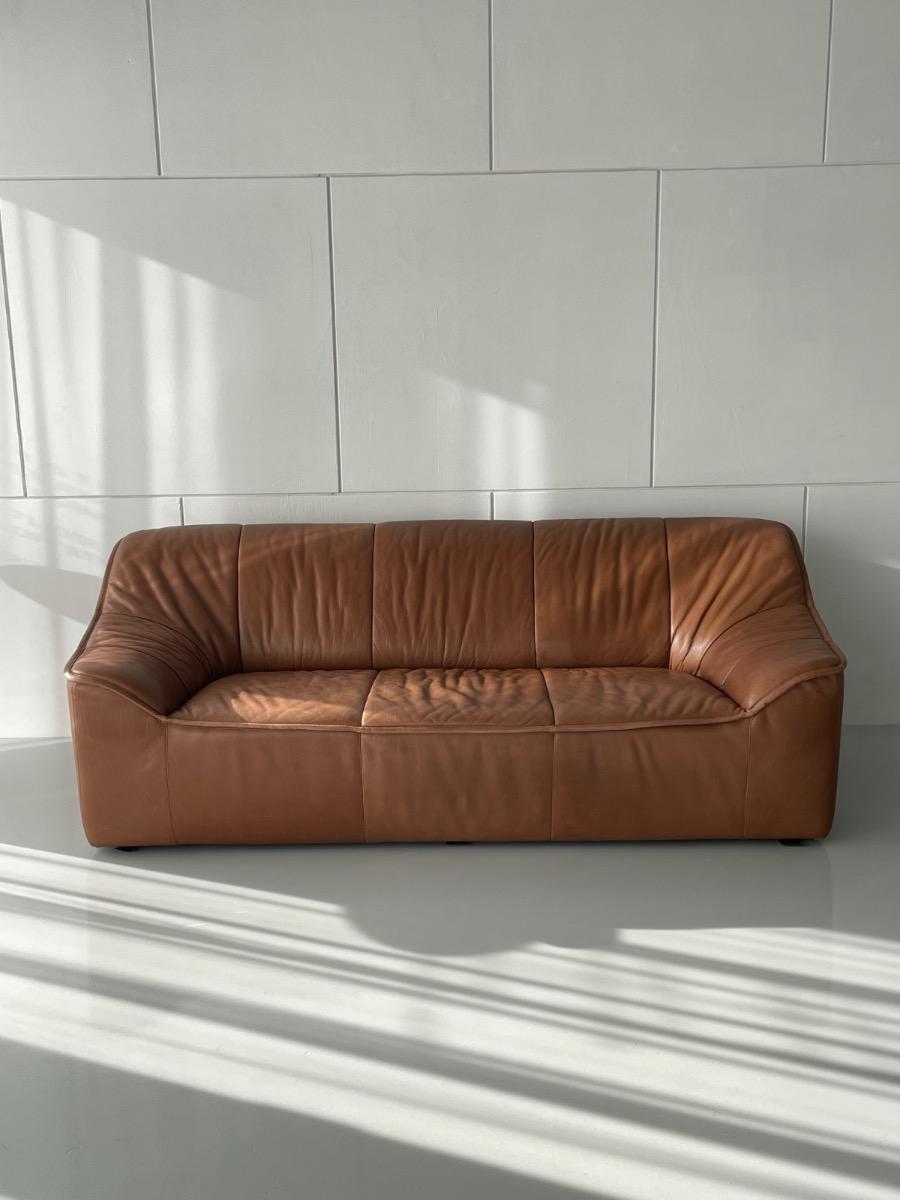 Vintage 3-seat sofa in thick brown leather design