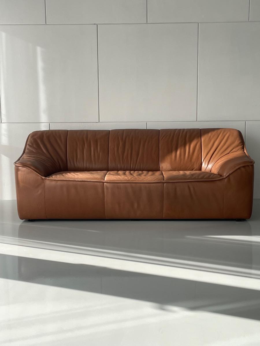 Vintage 3-seat sofa in thick brown leather design