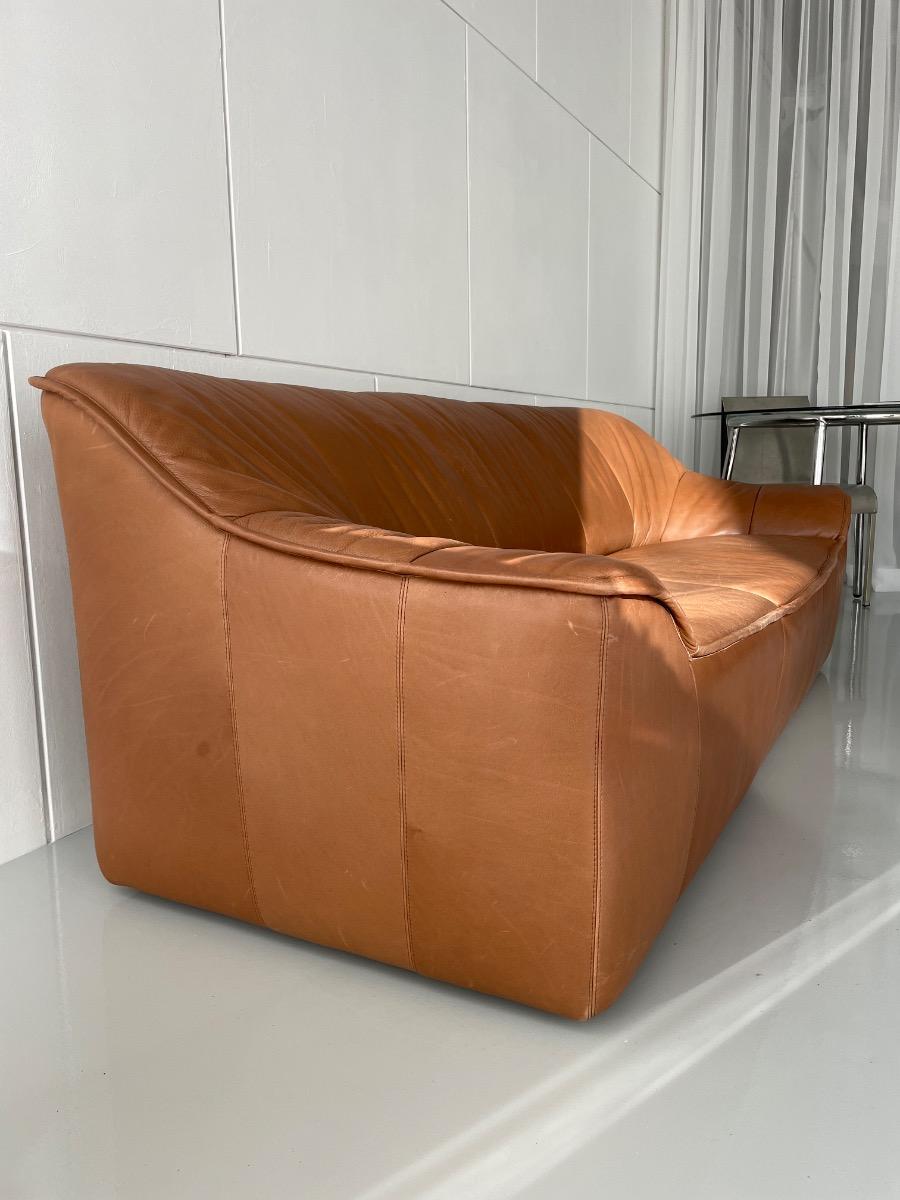 Vintage 3-seat sofa in thick brown leather design