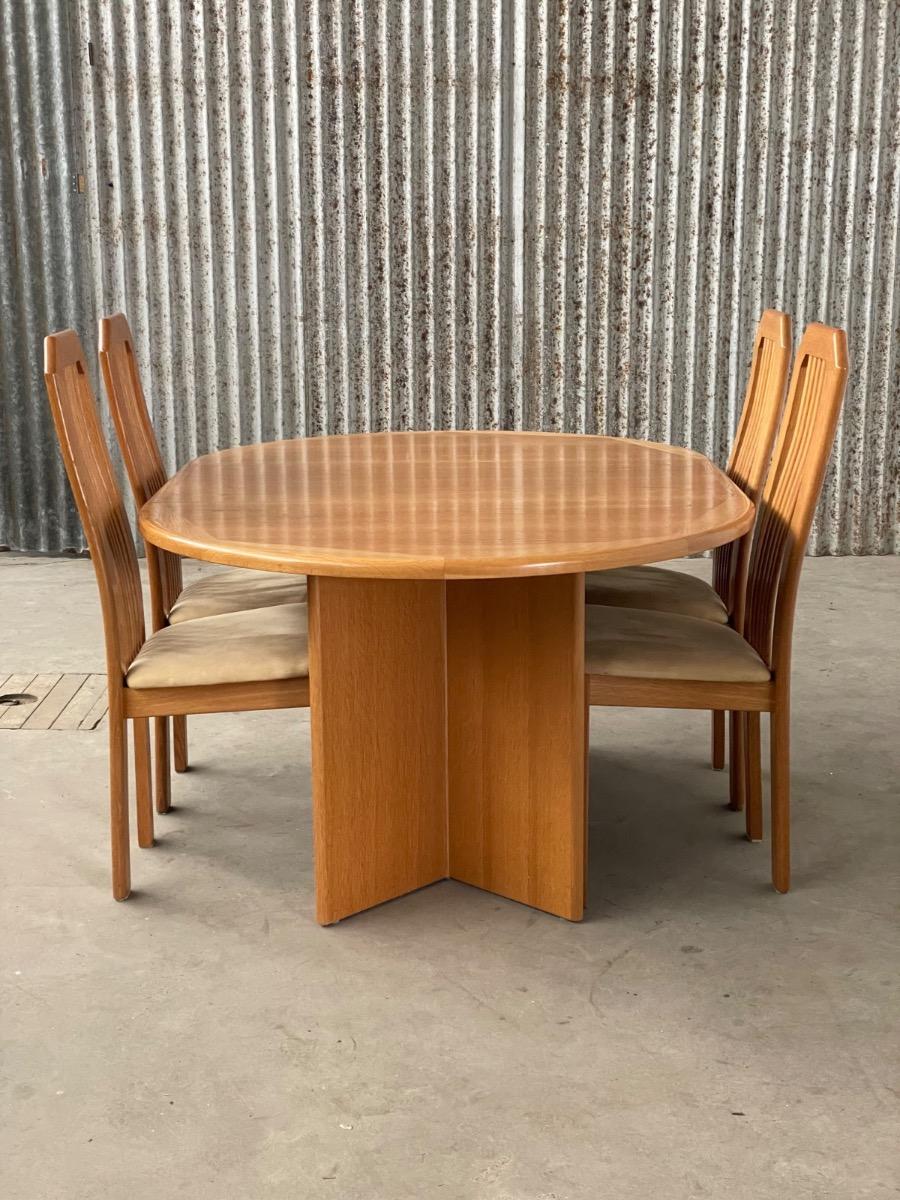 Vintage round extandable dining table in Oak Denmark 1970s design