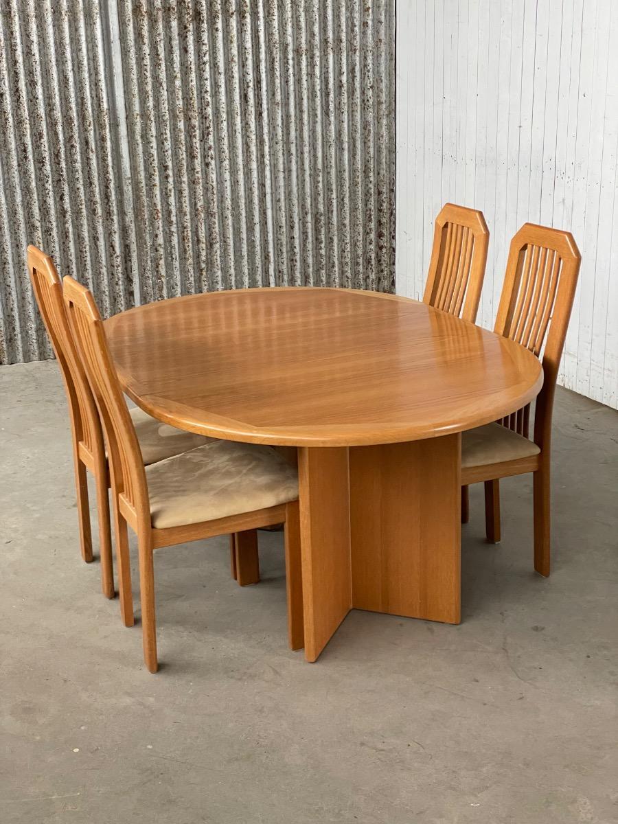 Vintage round extandable dining table in Oak Denmark 1970s design